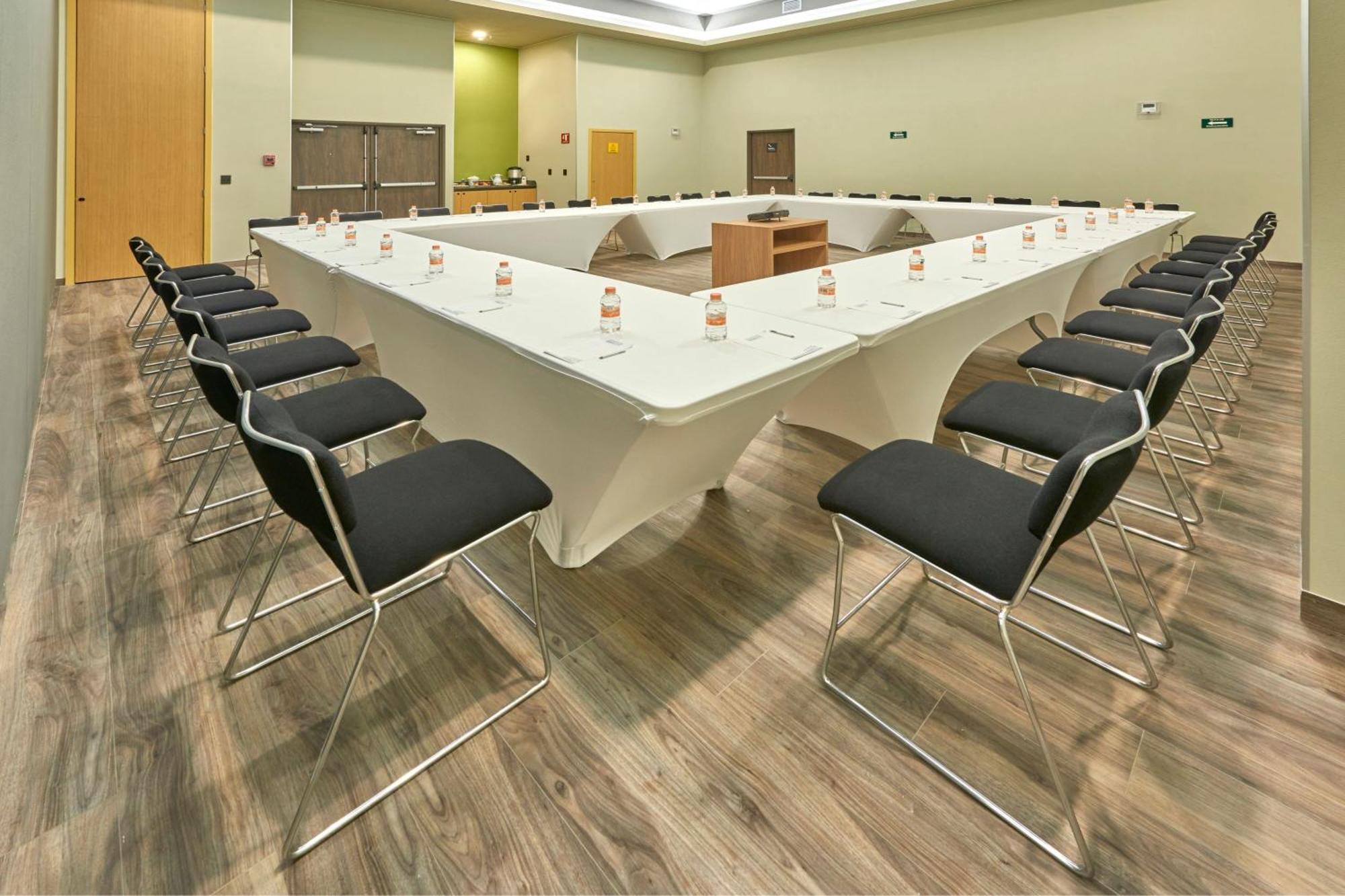 City Express Plus By Marriott Leon Centro De Convenciones Экстерьер фото